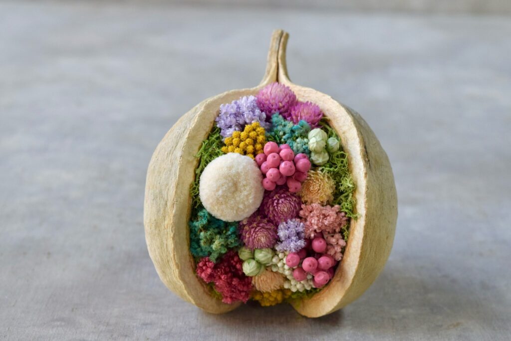 東京の花屋。幸福をもたらすと言われる縁起物のブッダナッツを器にした叢屋Kusamurayaドライフラワーアレンジ 誕生日・記念日ギフトや自宅インテリアにおすすめ。