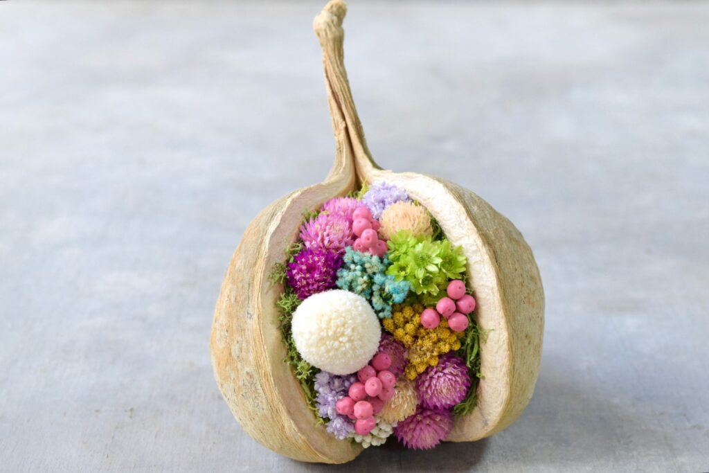 東京の花屋『叢屋kusamuraya』が手がける幸福をもたらすと言われる縁起物のブッダナッツを器にしたドライフラワーアレンジ。誕生日・記念日ギフトや自宅インテリアにおすすめです。