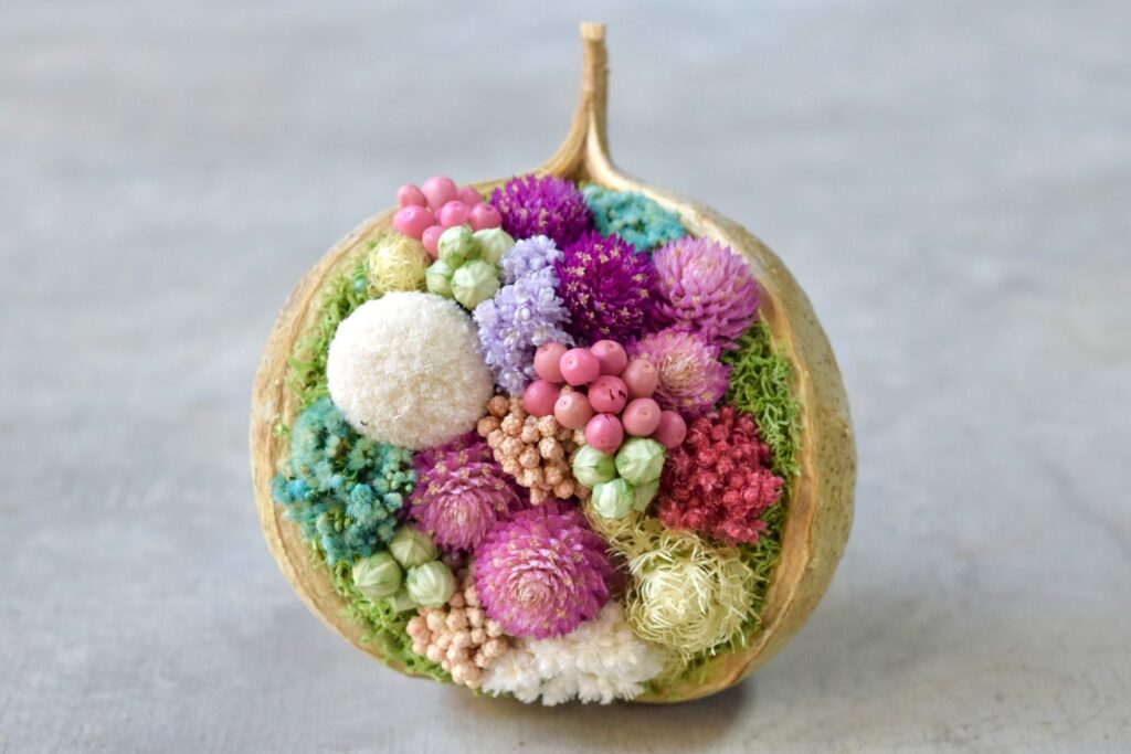 東京の花屋。幸福をもたらすと言われる縁起物のブッダナッツを器にした叢屋Kusamurayaドライフラワーアレンジ 誕生日・記念日ギフトや自宅インテリアにおすすめ。