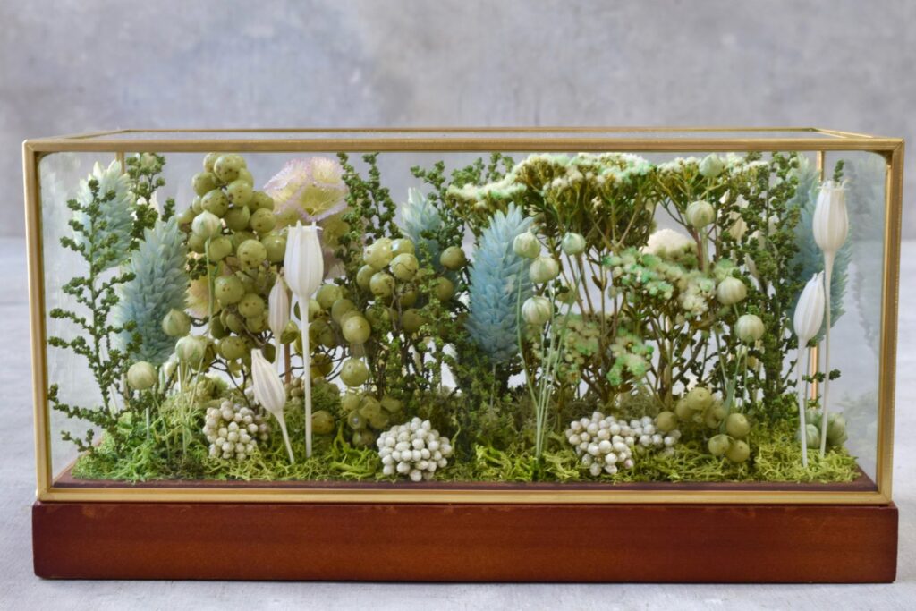 東京の花屋 叢屋Kusamurayaのドライフラワーインテリア雑貨。アンティーク調ガラスケース入りで、自宅用やギフト用に人気のアレンジメント。