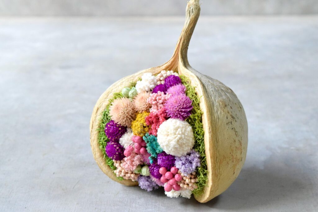 東京の花屋。幸福をもたらすと言われる縁起物のブッダナッツを器にした叢屋Kusamurayaドライフラワーアレンジ 誕生日・記念日ギフトや自宅インテリアにおすすめ。