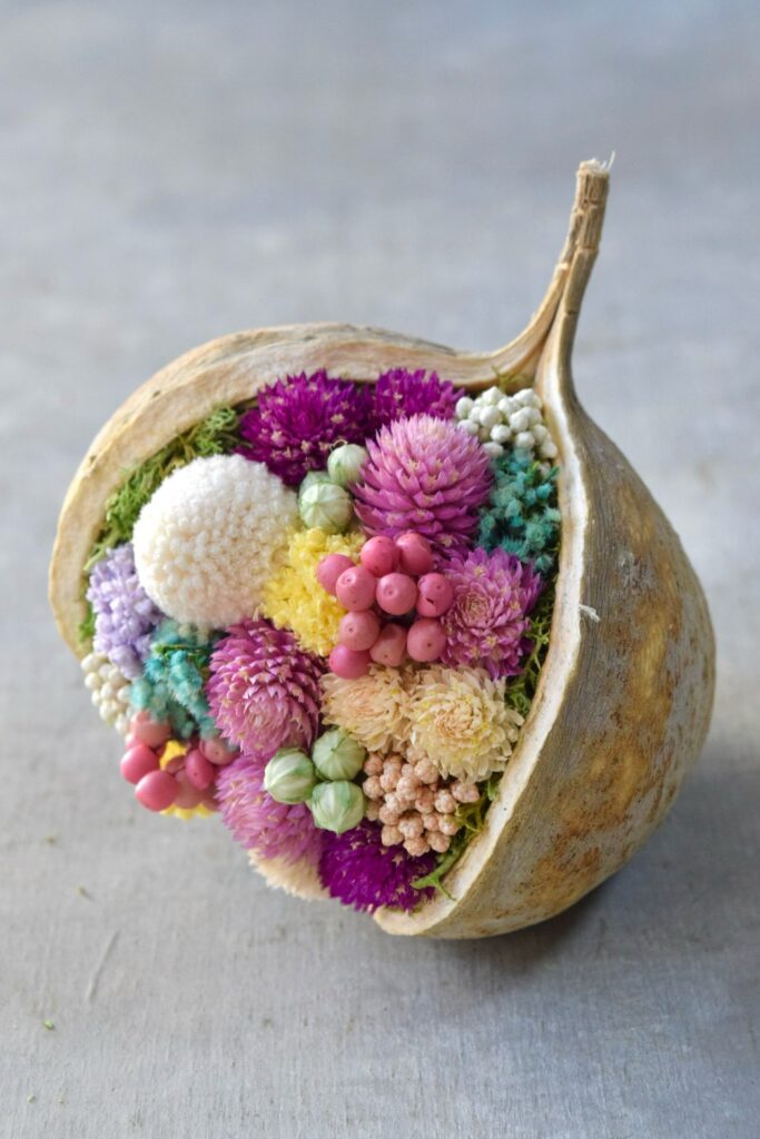 東京の花屋『叢屋kusamuraya』が手がける幸福をもたらすと言われる縁起物のブッダナッツを器にしたドライフラワーアレンジ