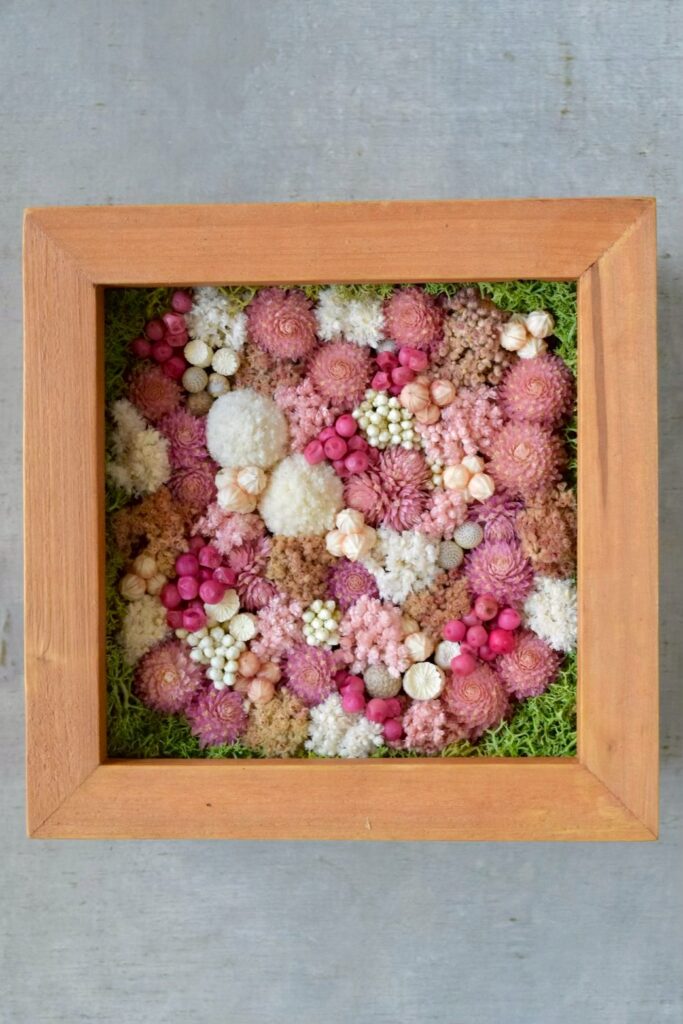 森の奥でひっそりと息づいているような、小さな植物の世界。東京の花屋『叢屋kusamuraya』が手がける、ナチュラルカラーのウッドボックス植物インテリア。