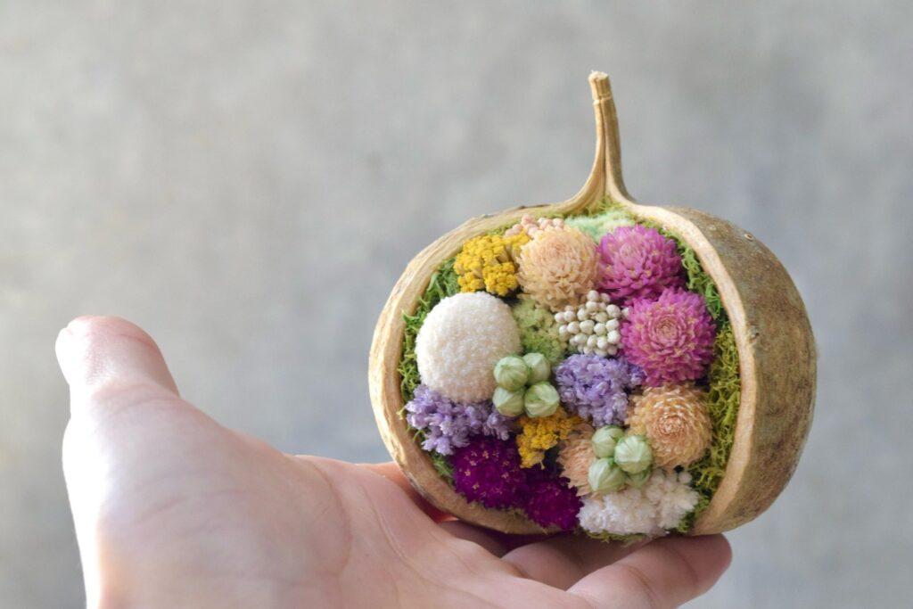 東京の花屋『叢屋kusamuraya』が手がける幸福をもたらすと言われる縁起物のブッダナッツを器にしたドライフラワーアレンジ。誕生日・記念日ギフトや自宅インテリアにおすすめです。
