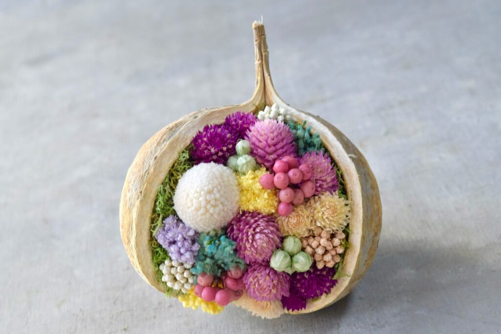 東京の花屋『叢屋kusamuraya』が手がける幸福をもたらすと言われる縁起物のブッダナッツを器にしたドライフラワーアレンジ