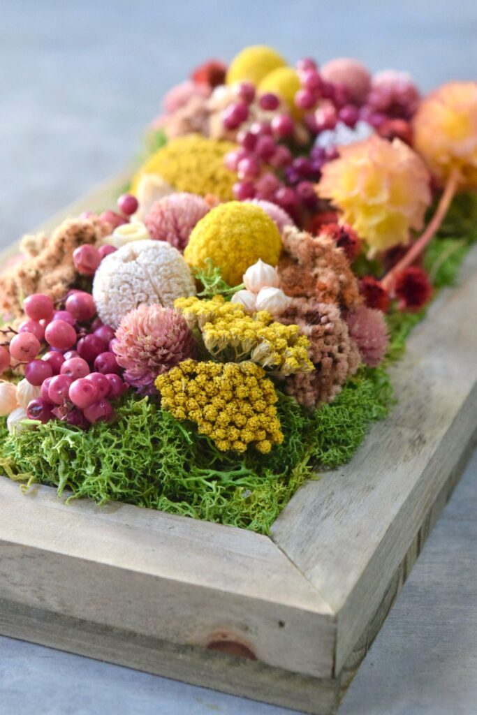 東京の花屋 叢屋Kusamurayaのドライフラワーインテリア雑貨。アンティーク調の木製フレームに、絵画をイメージしてデザインされた壁掛けタイプのドライフラワーインテリア。自宅用やギフト用として人気のアレンジメントです。