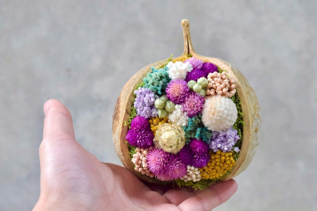 東京の花屋。幸福をもたらすと言われる縁起物のブッダナッツを器にした叢屋Kusamurayaドライフラワーアレンジ 誕生日・記念日ギフトや自宅インテリアにおすすめ。