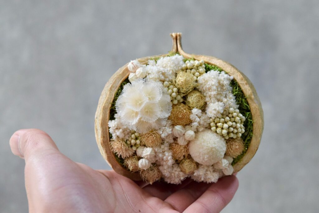 東京の花屋。幸福をもたらすと言われる縁起物のブッダナッツを器にした叢屋Kusamurayaドライフラワーアレンジ 誕生日・記念日ギフトや自宅インテリアにおすすめ。
