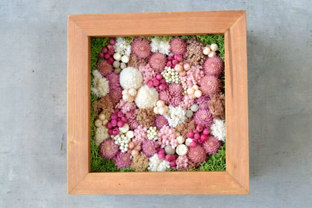 森の奥でひっそりと息づいているような、小さな植物の世界。東京の花屋『叢屋kusamuraya』が手がける、ナチュラルカラーのウッドボックス植物インテリア。