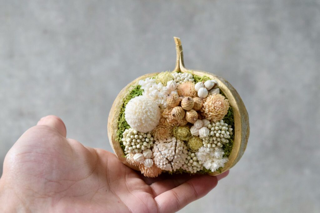 東京の花屋『叢屋kusamuraya』が手がける幸福をもたらすと言われる縁起物のブッダナッツを器にしたドライフラワーアレンジ