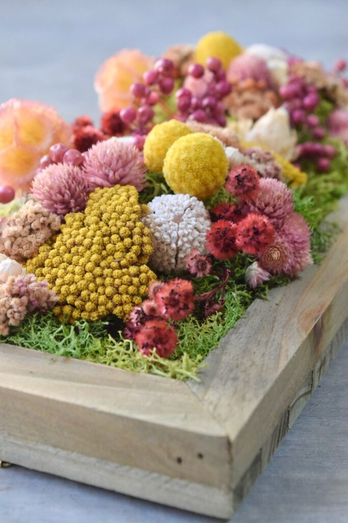 東京の花屋 叢屋Kusamurayaのドライフラワーインテリア雑貨。アンティーク調の木製フレームに、絵画をイメージしてデザインされた壁掛けタイプのドライフラワーインテリア。自宅用やギフト用として人気のアレンジメントです。