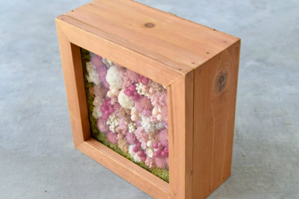 森の奥でひっそりと息づいているような、小さな植物の世界。東京の花屋『叢屋kusamuraya』が手がける、ナチュラルカラーのウッドボックス植物インテリア。