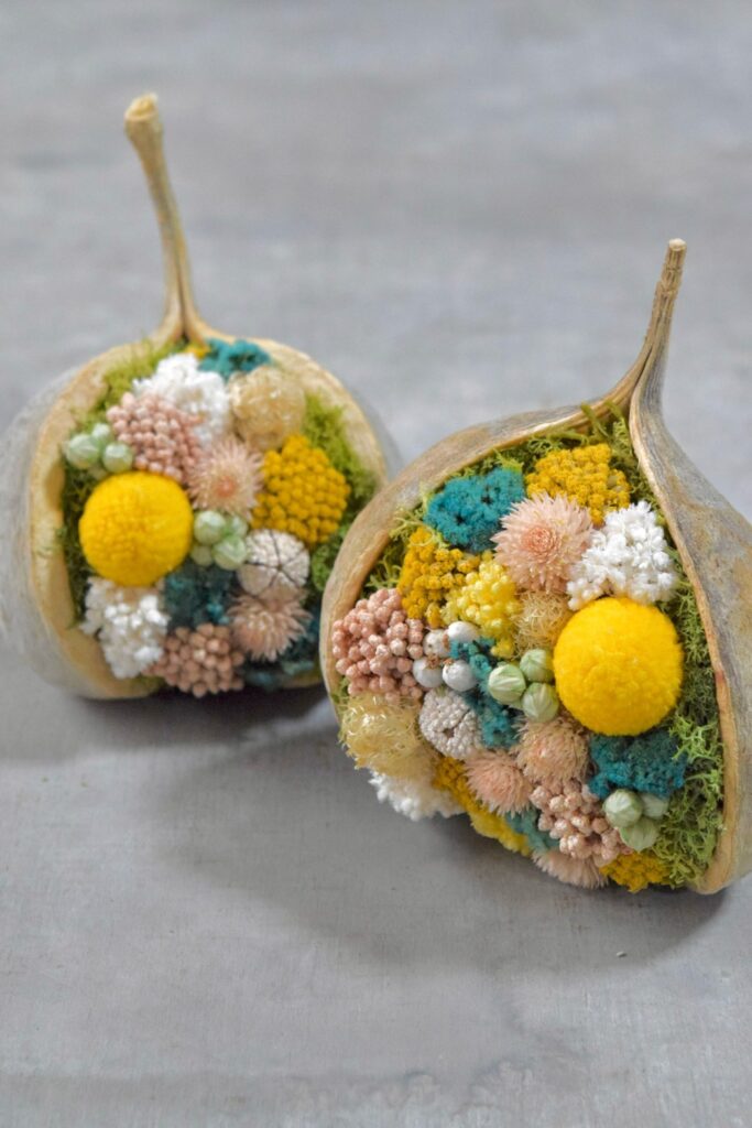 東京の花屋『叢屋kusamuraya』が手がける幸福をもたらすと言われる縁起物のブッダナッツを器にしたドライフラワーアレンジ