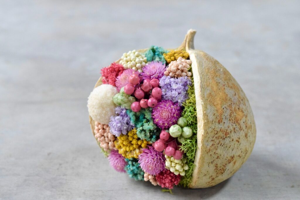 東京の花屋『叢屋kusamuraya』が手がける幸福をもたらすと言われる縁起物のブッダナッツを器にしたドライフラワーアレンジ。誕生日・記念日ギフトや自宅インテリアにおすすめです。