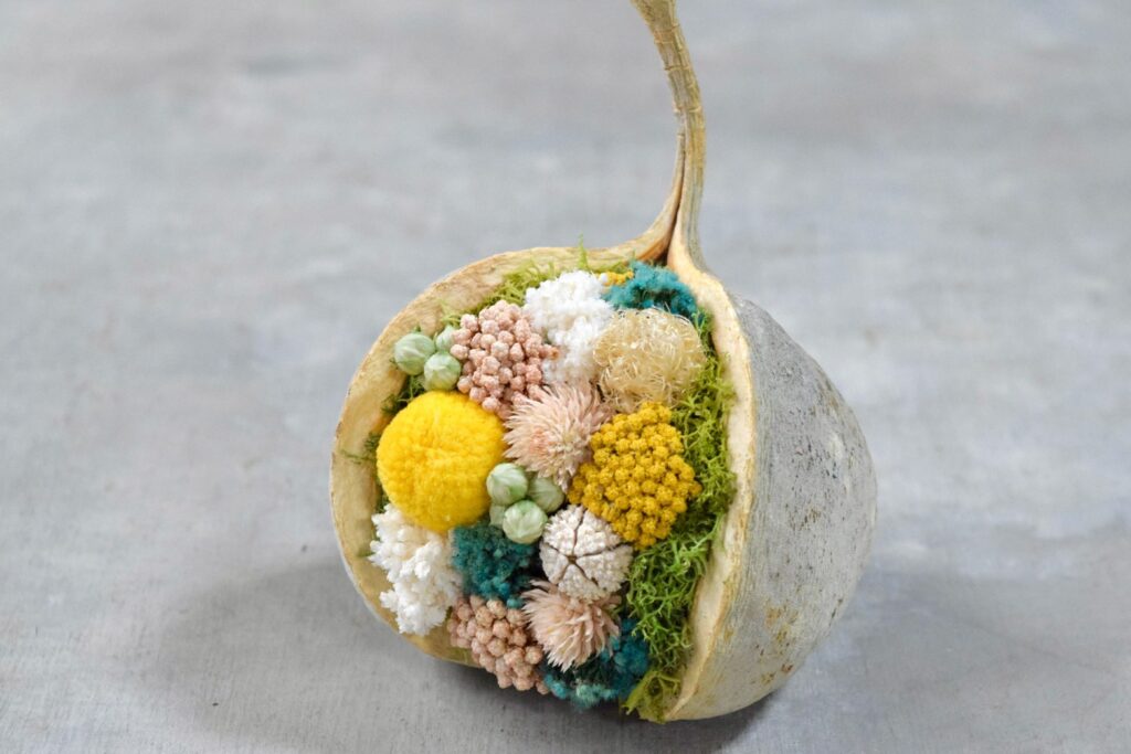 東京の花屋『叢屋kusamuraya』が手がける幸福をもたらすと言われる縁起物のブッダナッツを器にしたドライフラワーアレンジ