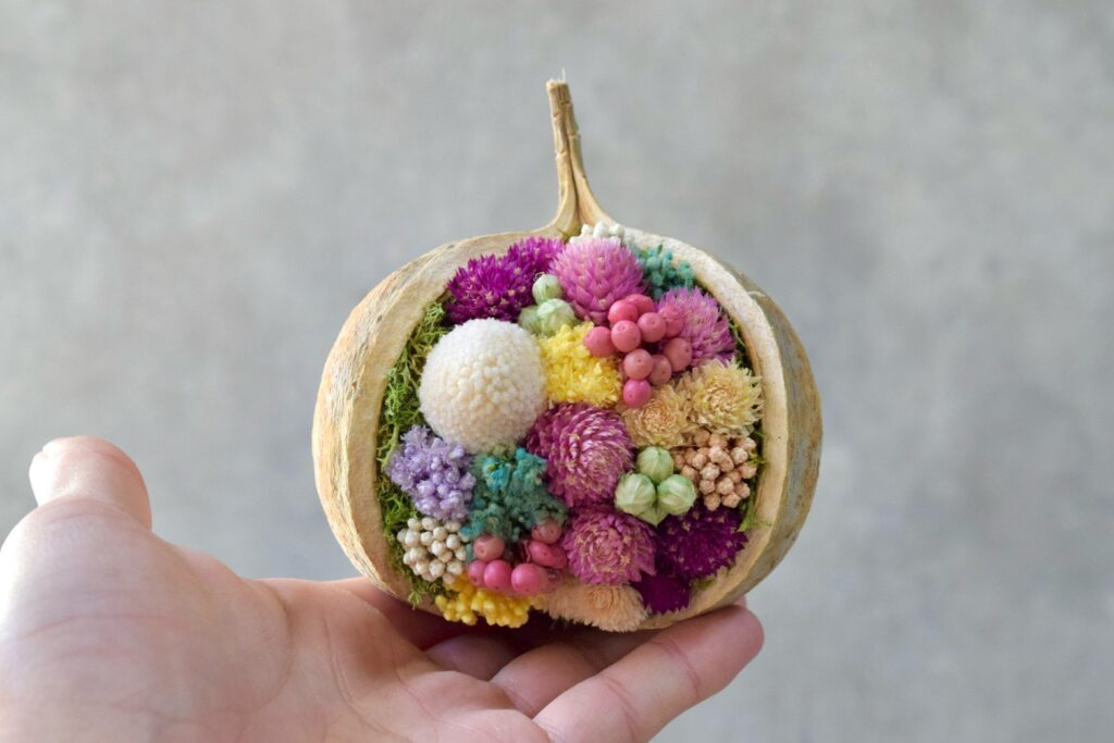 東京の花屋『叢屋kusamuraya』が手がける幸福をもたらすと言われる縁起物のブッダナッツを器にしたドライフラワーアレンジ