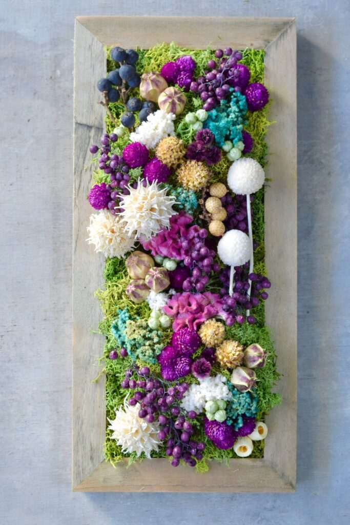 東京の花屋 叢屋Kusamurayaのドライフラワーインテリア雑貨。アンティーク調の木製フレームに、絵画をイメージしてデザインされた壁掛けタイプのドライフラワーインテリア。自宅用やギフト用として人気のアレンジメントです。