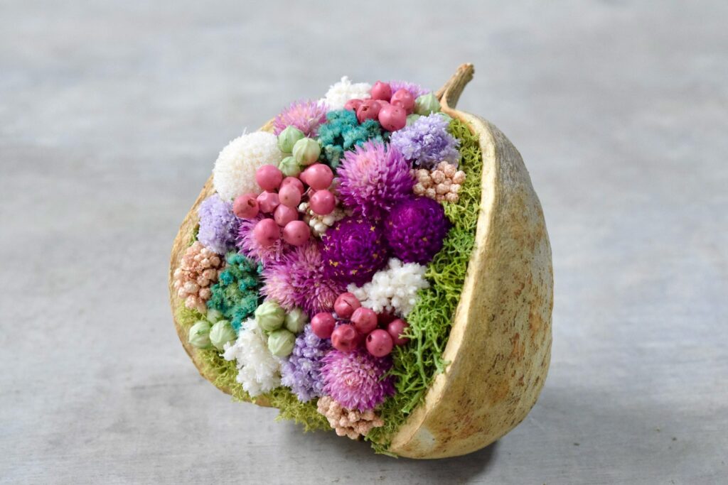 東京の花屋『叢屋kusamuraya』が手がける幸福をもたらすと言われる縁起物のブッダナッツを器にしたドライフラワーアレンジ。誕生日・記念日ギフトや自宅インテリアにおすすめです。