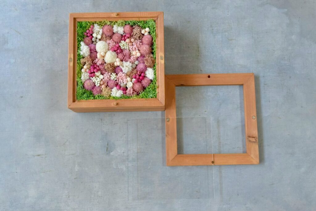 森の奥でひっそりと息づいているような、小さな植物の世界。東京の花屋『叢屋kusamuraya』が手がける、ナチュラルカラーのウッドボックス植物インテリア。