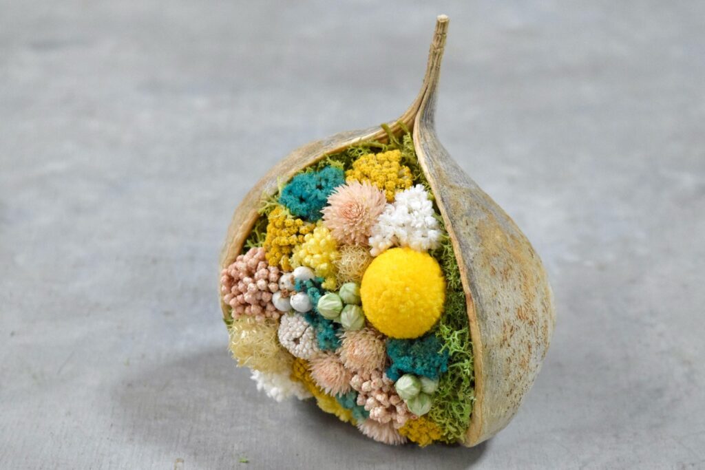 東京の花屋『叢屋kusamuraya』が手がける幸福をもたらすと言われる縁起物のブッダナッツを器にしたドライフラワーアレンジ