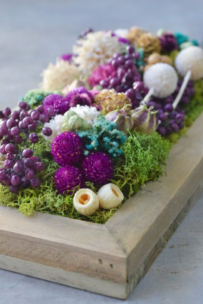 東京の花屋 叢屋Kusamurayaのドライフラワーインテリア雑貨。アンティーク調の木製フレームに、絵画をイメージしてデザインされた壁掛けタイプのドライフラワーインテリア。自宅用やギフト用として人気のアレンジメントです。