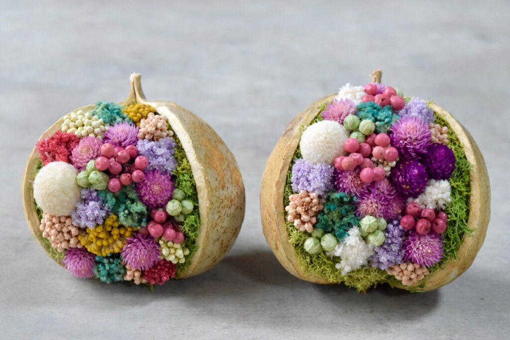 東京の花屋『叢屋kusamuraya』が手がける幸福をもたらすと言われる縁起物のブッダナッツを器にしたドライフラワーアレンジ。誕生日・記念日ギフトや自宅インテリアにおすすめです。