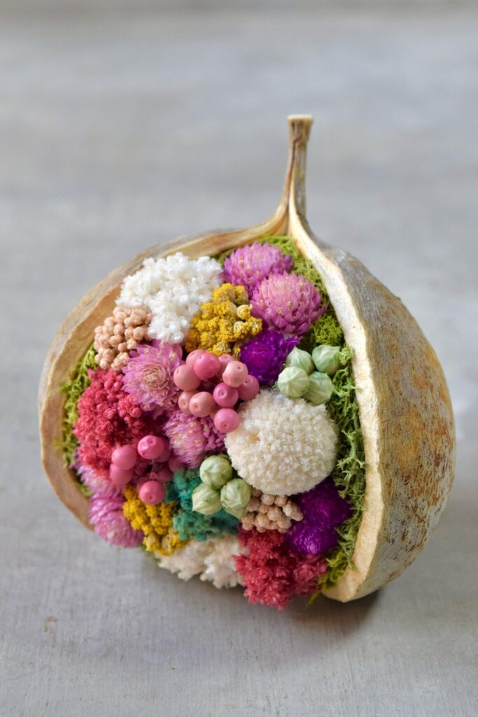 東京の花屋『叢屋kusamuraya』が手がける幸福をもたらすと言われる縁起物のブッダナッツを器にしたドライフラワーアレンジ