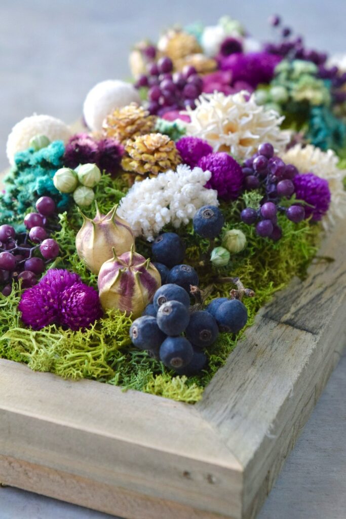 東京の花屋 叢屋Kusamurayaのドライフラワーインテリア雑貨。アンティーク調の木製フレームに、絵画をイメージしてデザインされた壁掛けタイプのドライフラワーインテリア。自宅用やギフト用として人気のアレンジメントです。