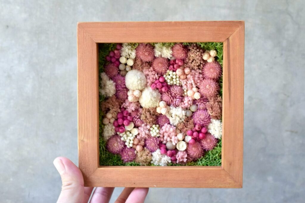 森の奥でひっそりと息づいているような、小さな植物の世界。東京の花屋『叢屋kusamuraya』が手がける、ナチュラルカラーのウッドボックス植物インテリア。