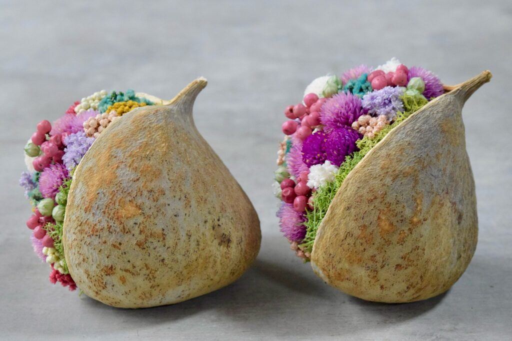 東京の花屋『叢屋kusamuraya』が手がける幸福をもたらすと言われる縁起物のブッダナッツを器にしたドライフラワーアレンジ。誕生日・記念日ギフトや自宅インテリアにおすすめです。