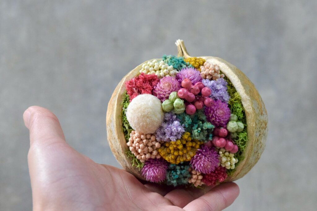 東京の花屋『叢屋kusamuraya』が手がける幸福をもたらすと言われる縁起物のブッダナッツを器にしたドライフラワーアレンジ。誕生日・記念日ギフトや自宅インテリアにおすすめです。