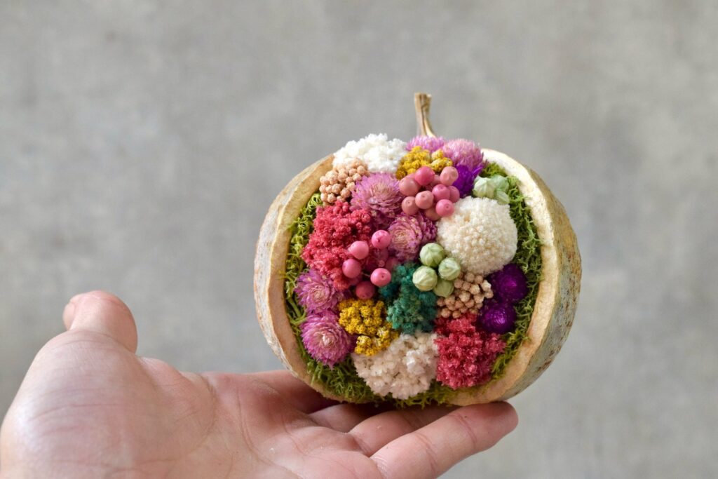 東京の花屋『叢屋kusamuraya』が手がける幸福をもたらすと言われる縁起物のブッダナッツを器にしたドライフラワーアレンジ