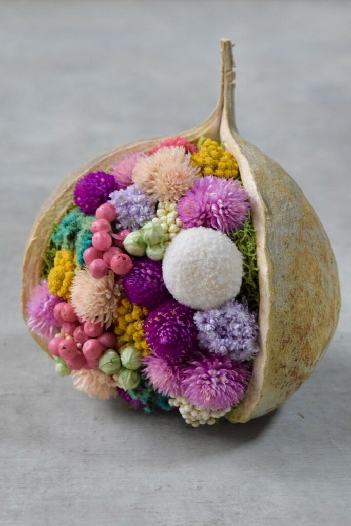 東京の花屋『叢屋kusamuraya』が手がける幸福をもたらすと言われる縁起物のブッダナッツを器にしたドライフラワーアレンジ。誕生日・記念日ギフトや自宅インテリアにおすすめです。