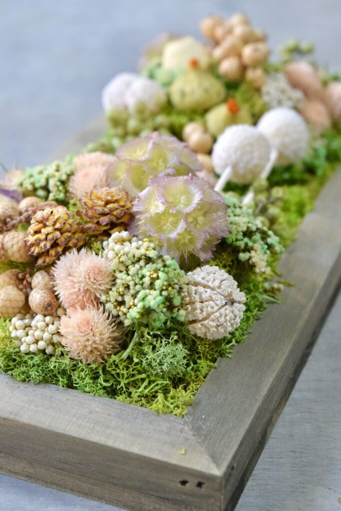 東京の花屋 叢屋Kusamurayaのドライフラワーインテリア雑貨。アンティーク調の木製フレームに、絵画をイメージしてデザインされた壁掛けタイプのドライフラワーインテリア。自宅用やギフト用として人気のアレンジメントです。