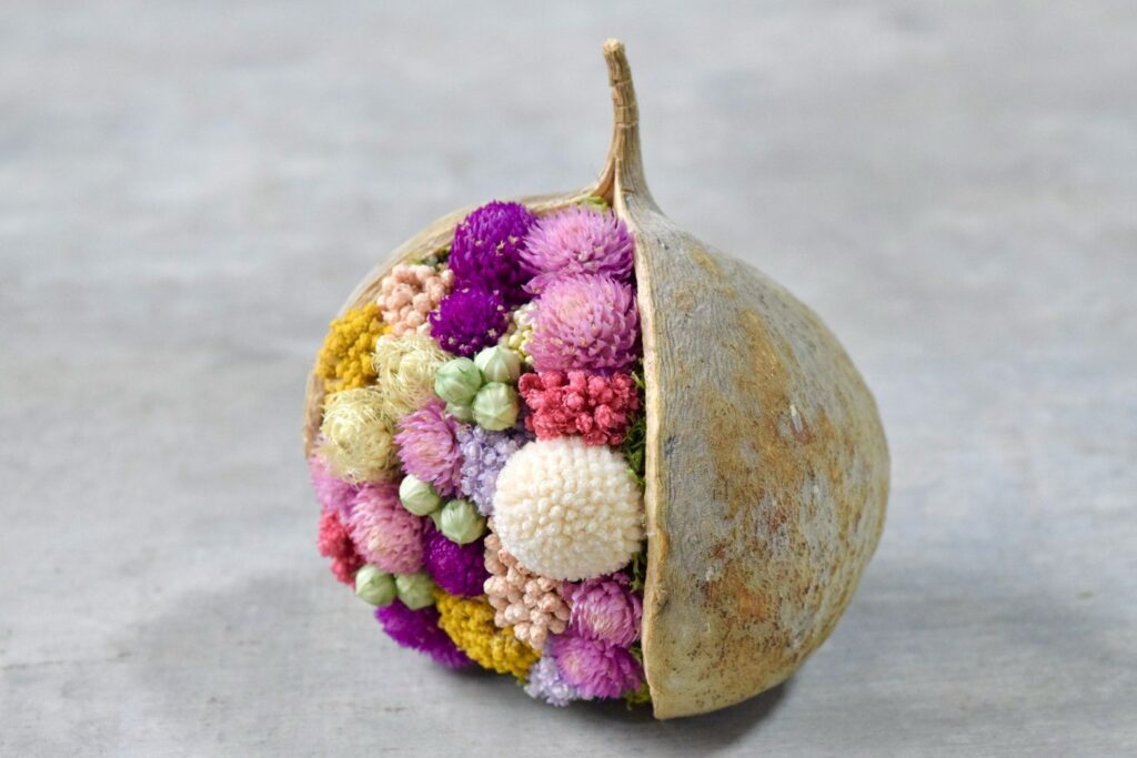 東京の花屋。幸福をもたらすと言われる縁起物のブッダナッツを器にした叢屋Kusamurayaドライフラワーアレンジ 誕生日・記念日ギフトや自宅インテリアにおすすめ。