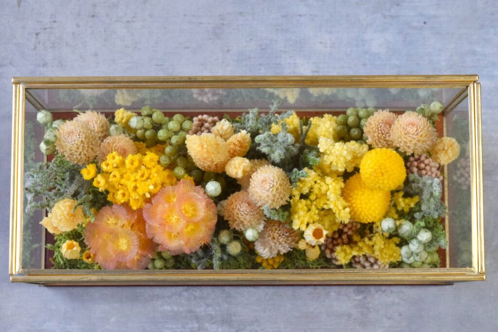 東京の花屋 叢屋Kusamurayaのドライフラワーインテリア雑貨。アンティーク調ガラスケース入りで、自宅用やギフト用に人気のアレンジメント。