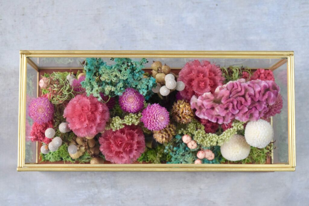 東京の花屋 叢屋Kusamurayaのドライフラワーインテリア雑貨。アンティーク調ガラスケース入りで、自宅用やギフト用に人気のアレンジメント。