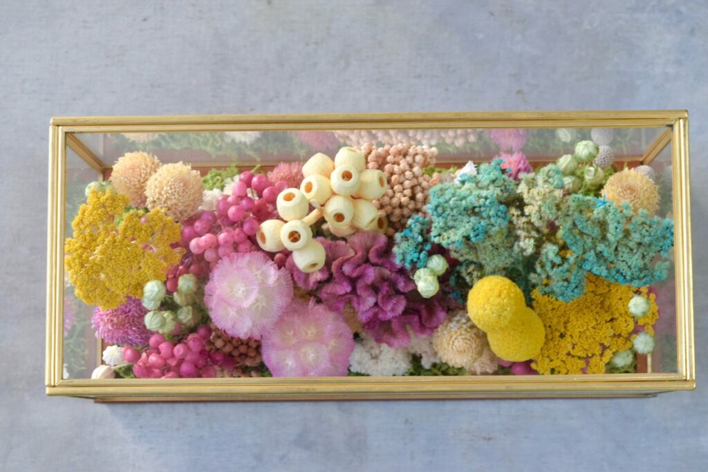 東京の花屋 叢屋Kusamurayaのドライフラワーインテリア雑貨。アンティーク調ガラスケース入りで、自宅用やギフト用に人気のアレンジメント。