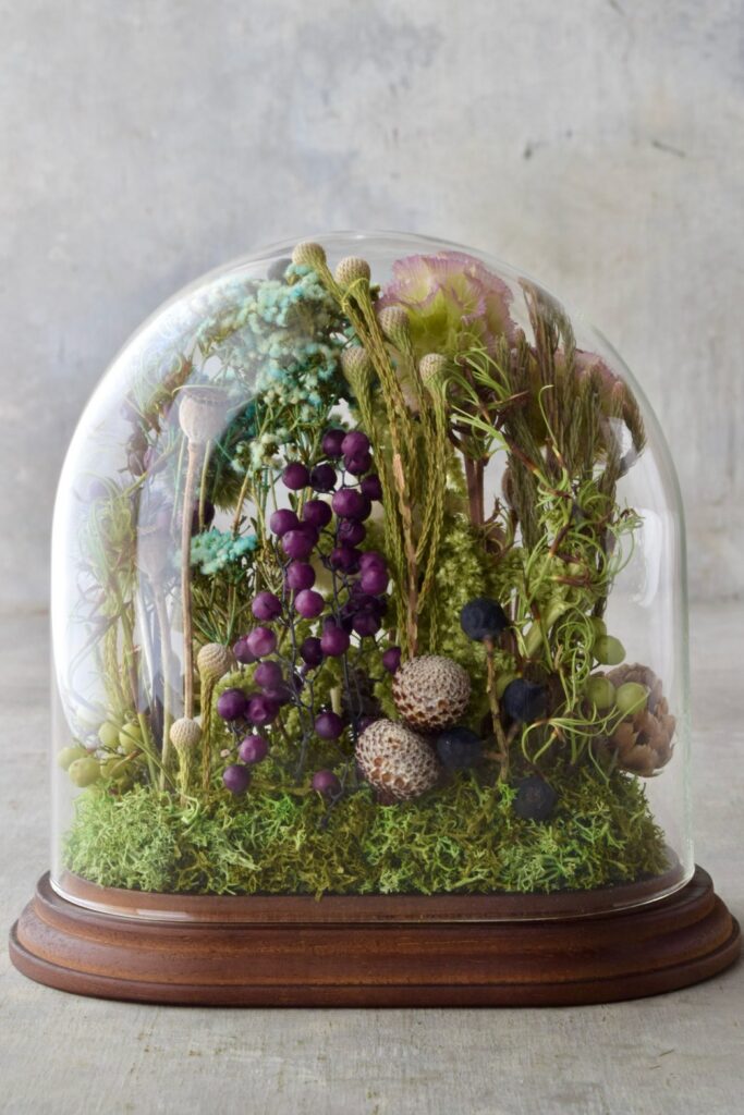東京の花屋 叢屋Kusamurayaのドライフラワーインテリア雑貨。アンティーク調のドーム型ケースに、植物標本をイメージしてデザインされたドライフラワーインテリア。自宅用やギフト用として人気のアレンジメントです。