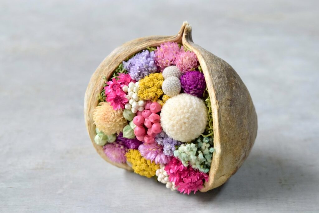 東京の花屋『叢屋kusamuraya』が手がける幸福をもたらすと言われる縁起物のブッダナッツを器にしたドライフラワーアレンジ