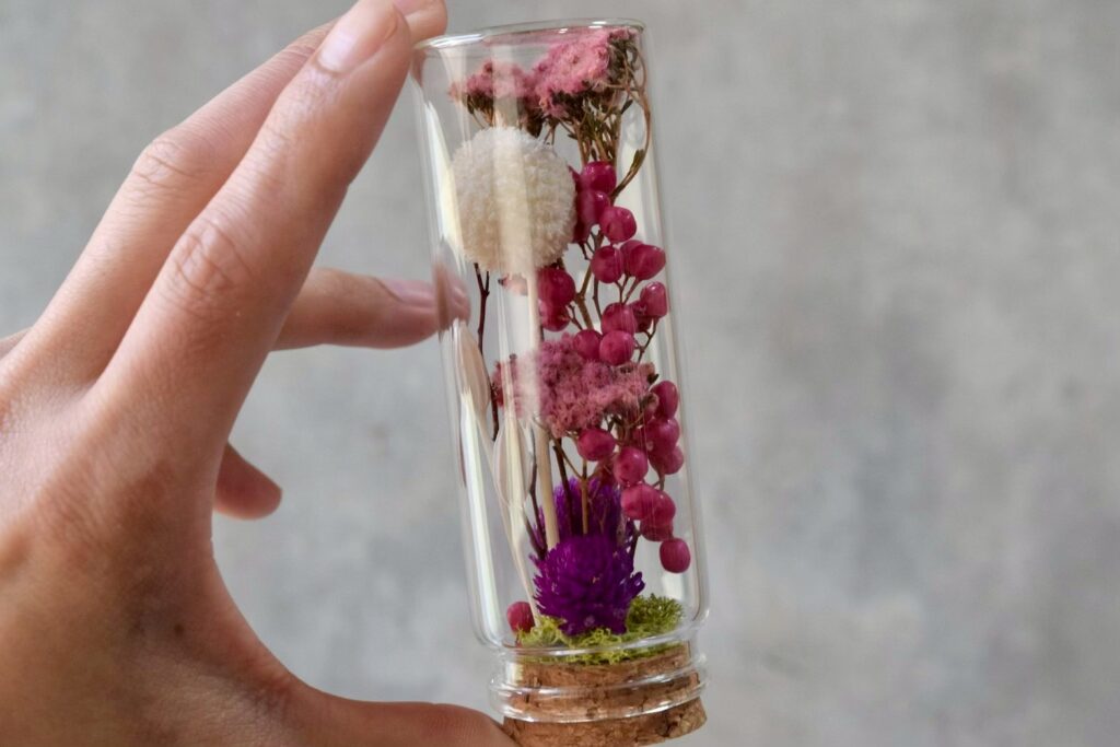 東京の花屋「叢屋Kusamuraya」のドライフラワーと小瓶を組み合わせたインテリア雑貨。自宅の装飾やギフトに人気のアレンジメント。