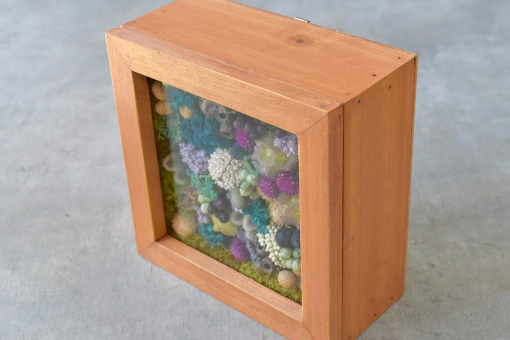 森の奥でひっそりと息づいているような、小さな植物の世界。東京の花屋『叢屋kusamuraya』が手がける、ナチュラルカラーのウッドボックス植物インテリア。