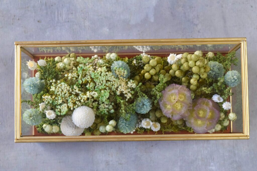 東京の花屋 叢屋Kusamurayaのドライフラワーインテリア雑貨。アンティーク調ガラスケース入りで、自宅用やギフト用に人気のアレンジメント。