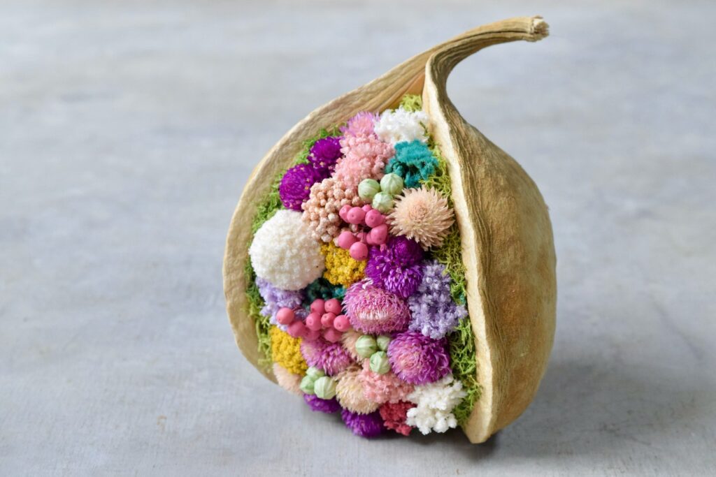 東京の花屋。幸福をもたらすと言われる縁起物のブッダナッツを器にした叢屋Kusamurayaドライフラワーアレンジ 誕生日・記念日ギフトや自宅インテリアにおすすめ。