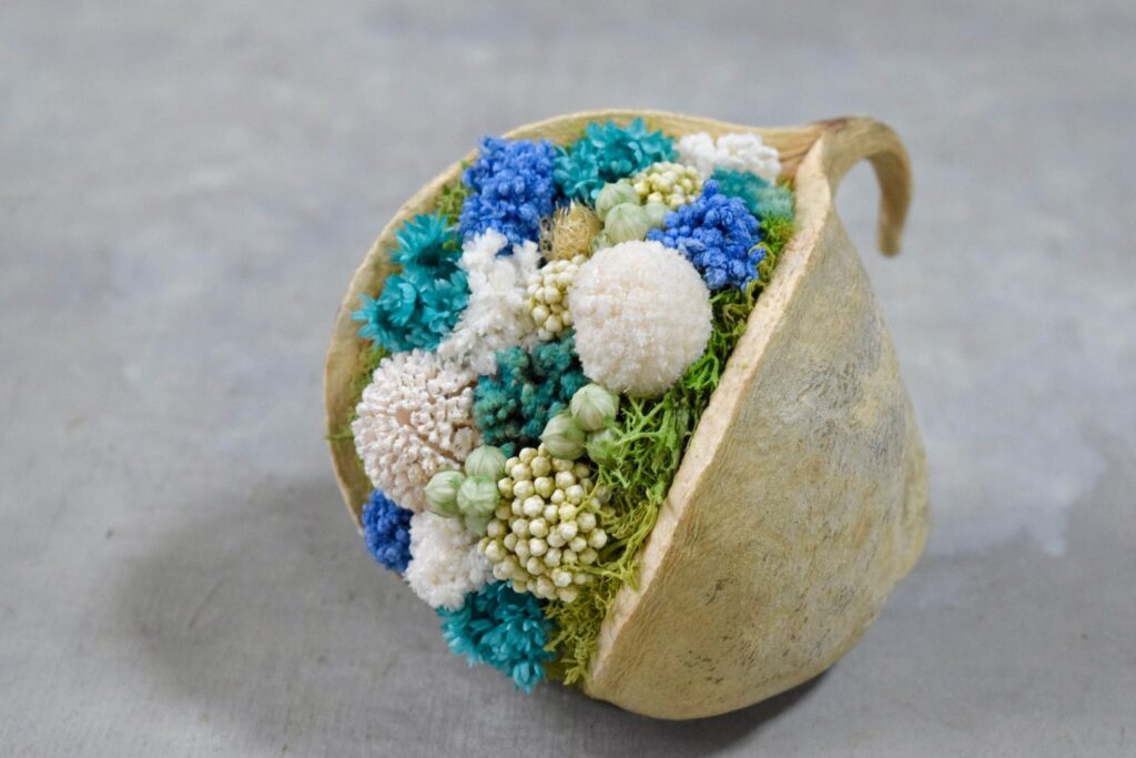 東京の花屋『叢屋kusamuraya』が手がける幸福をもたらすと言われる縁起物のブッダナッツを器にしたドライフラワーアレンジ