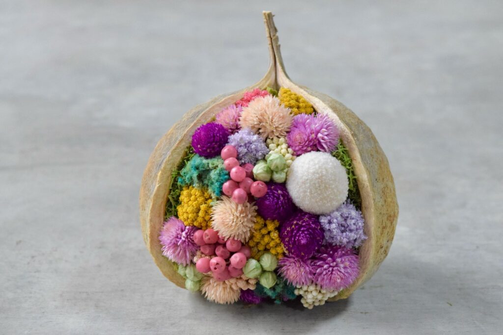 東京の花屋『叢屋kusamuraya』が手がける幸福をもたらすと言われる縁起物のブッダナッツを器にしたドライフラワーアレンジ。誕生日・記念日ギフトや自宅インテリアにおすすめです。