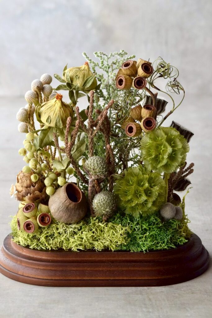 東京の花屋 叢屋Kusamurayaのドライフラワーインテリア雑貨。アンティーク調のドーム型ケースに、植物標本をイメージしてデザインされたドライフラワーインテリア。自宅用やギフト用として人気のアレンジメントです。