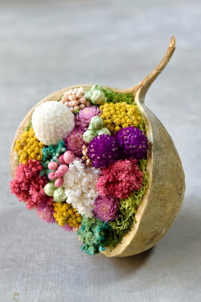 東京の花屋。幸福をもたらすと言われる縁起物のブッダナッツを器にした叢屋Kusamurayaドライフラワーアレンジ 誕生日・記念日ギフトや自宅インテリアにおすすめ。