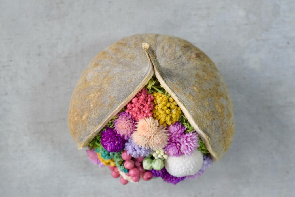 東京の花屋『叢屋kusamuraya』が手がける幸福をもたらすと言われる縁起物のブッダナッツを器にしたドライフラワーアレンジ。誕生日・記念日ギフトや自宅インテリアにおすすめです。