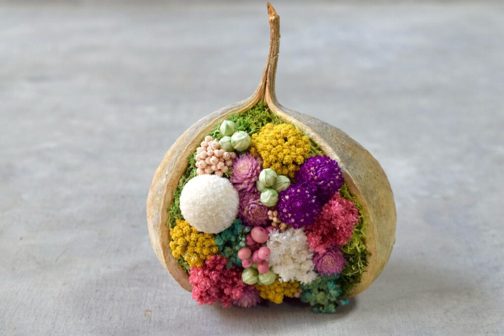 東京の花屋。幸福をもたらすと言われる縁起物のブッダナッツを器にした叢屋Kusamurayaドライフラワーアレンジ 誕生日・記念日ギフトや自宅インテリアにおすすめ。